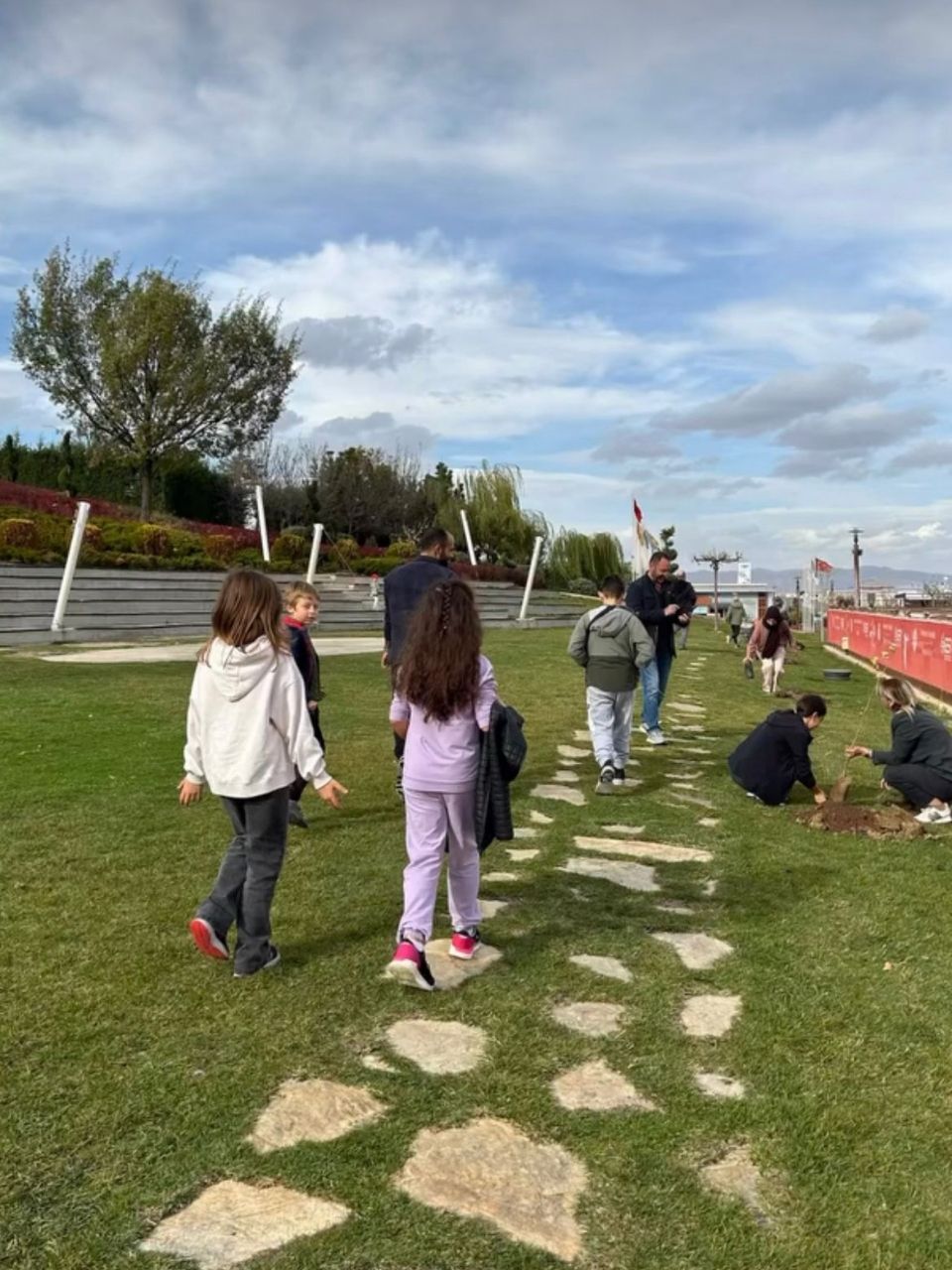 Gelecek nesillere daha yeşil bir dünya bırakmak için kulübümüzün sporcuları ve ailelerinin katılımıyla 11 Kasım Milli Ağaçlandırma Günü’nde fidan diktik. 