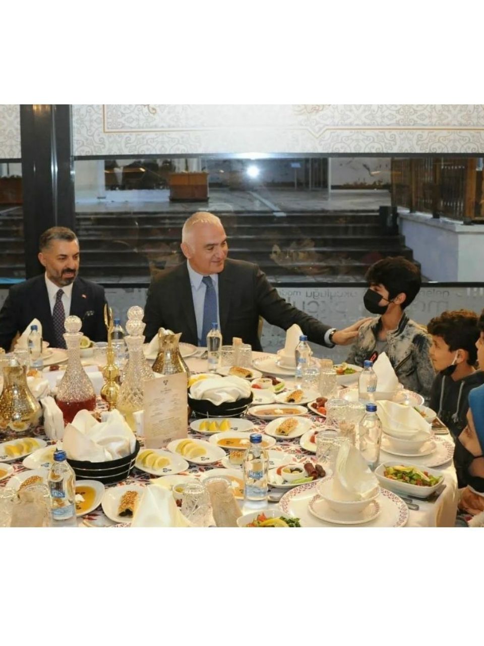 Kültür ve Turizm Bakanı Sayın Mehmet Nuri Ersoy, RTÜK başkanı Ebubekir Şahin ve kurum çalışanları minik kardeşlerimiz ile iftar programına katıldı.